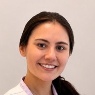 Dra. Roberta Sayuri, médica, sorrindo, de jaleco branco
