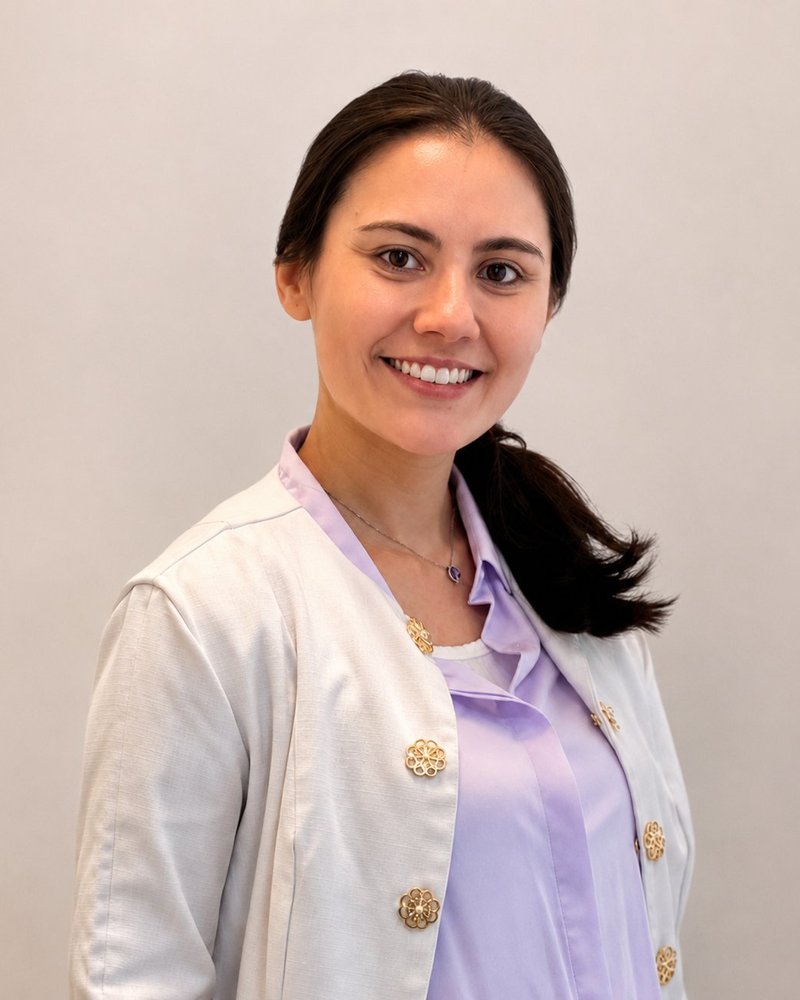 Dra. Roberta Sayuri, médica em Guaianases, sorrindo de jaleco branco