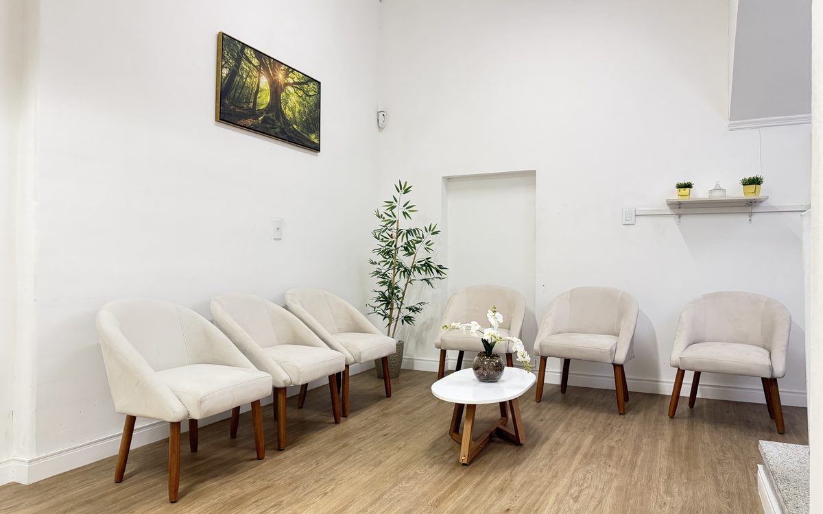 Recepção acolhedora do consultório em Guaianases